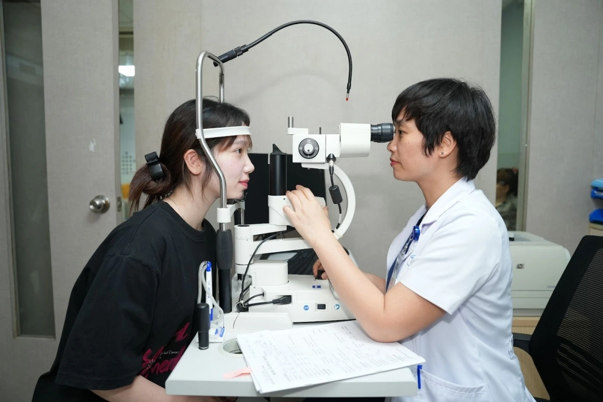 Bác sĩ Đặng Thị Như Quỳnh – Phó Giám đốc Bệnh viện Mắt Quốc tế DND đang khám mắt cho bệnh nhân