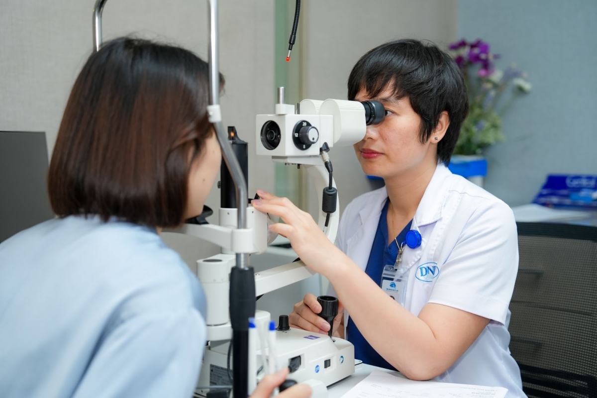 Bác sĩ Đặng Thị Như Quỳnh - Phó Giám đốc BV Mắt Quốc tế DND thăm khám cho bệnh nhân trước khi phẫu thuật tật khúc xạ 