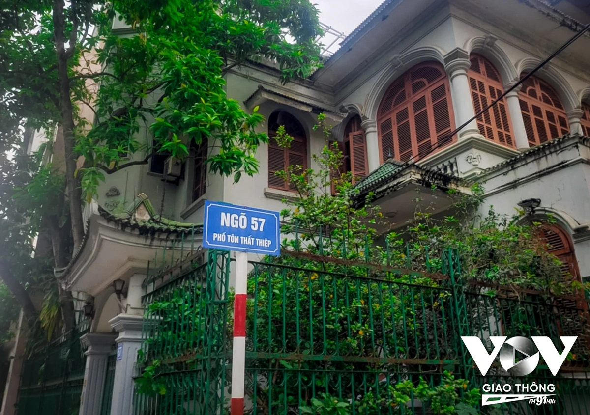 Phố Tôn Thất Thiệp vốn có nhiều trụ sở các cơ quan quân đội và khu vực nhà công vụ nên đây là con phố không có nhiều hoạt động buôn bán sầm uất, tấp nập.