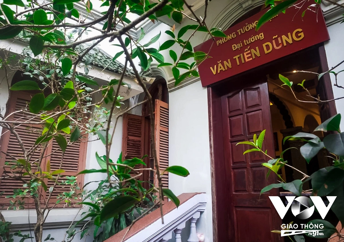 Ngôi nhà, cánh cổng, biển tên Phòng tưởng niệm Đại tướng Văn Tiến Dũng trên con phố Tôn Thất Thiệp là nơi lưu dấu và gợi mở nhiều câu chuyện lịch sử cho các thế hệ mai sau.