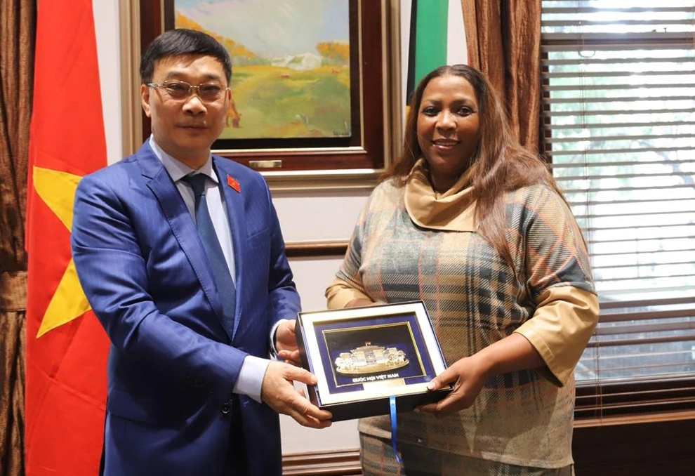 Phó Chủ tịch Quốc hội Vũ Hồng Thanh tặng quà lưu niệm cho Chủ tịch Thượng viện (Hội đồng quốc gia các tỉnh) Nam Phi Refilwe Mtshweni-Tsipane sau buổi hội kiến. Ảnh: BNG