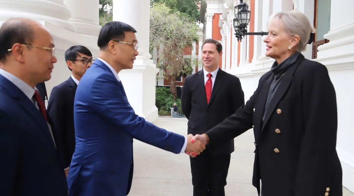 Phó Chủ tịch Hạ viện Nam Phi Annelie Lotriet chào đón Phó Chủ tịch Quốc hội Vũ Hồng Thanh. Ảnh: BNG