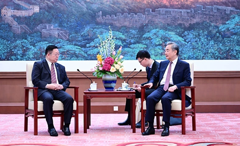 Ngoại trưởng Trung Quốc Vương Nghị gặp Tổng Thư ký ASEAN Kao Kim Hourn tại Bắc Kinh ngày 25/7. Ảnh: Bộ Ngoại giao Trung Quốc