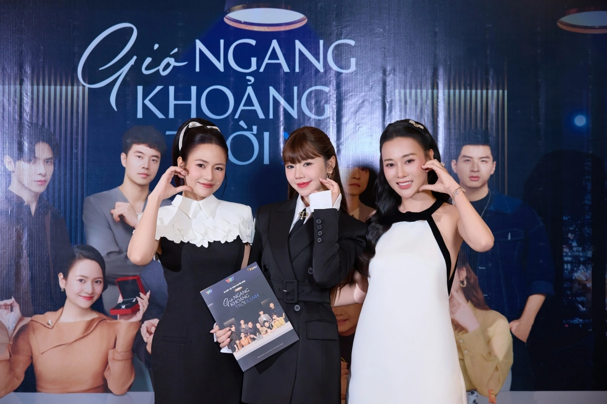 "Gió ngang khoảng trời xanh" xoay quanh cuộc sống của ba người phụ nữ hiện đại: Mỹ Anh, Trúc Lam và Châu Ngân. Ảnh: Vũ Toàn