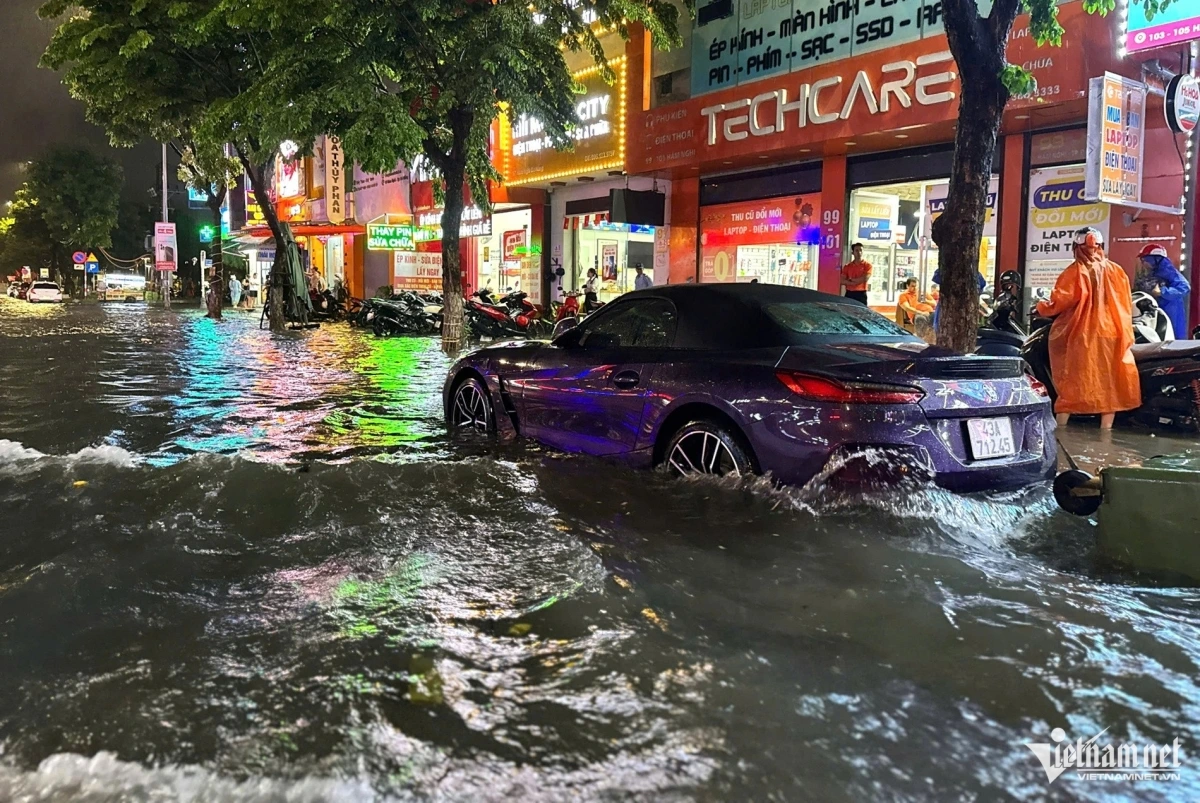 Đường Hàm Nghi ngập sâu.