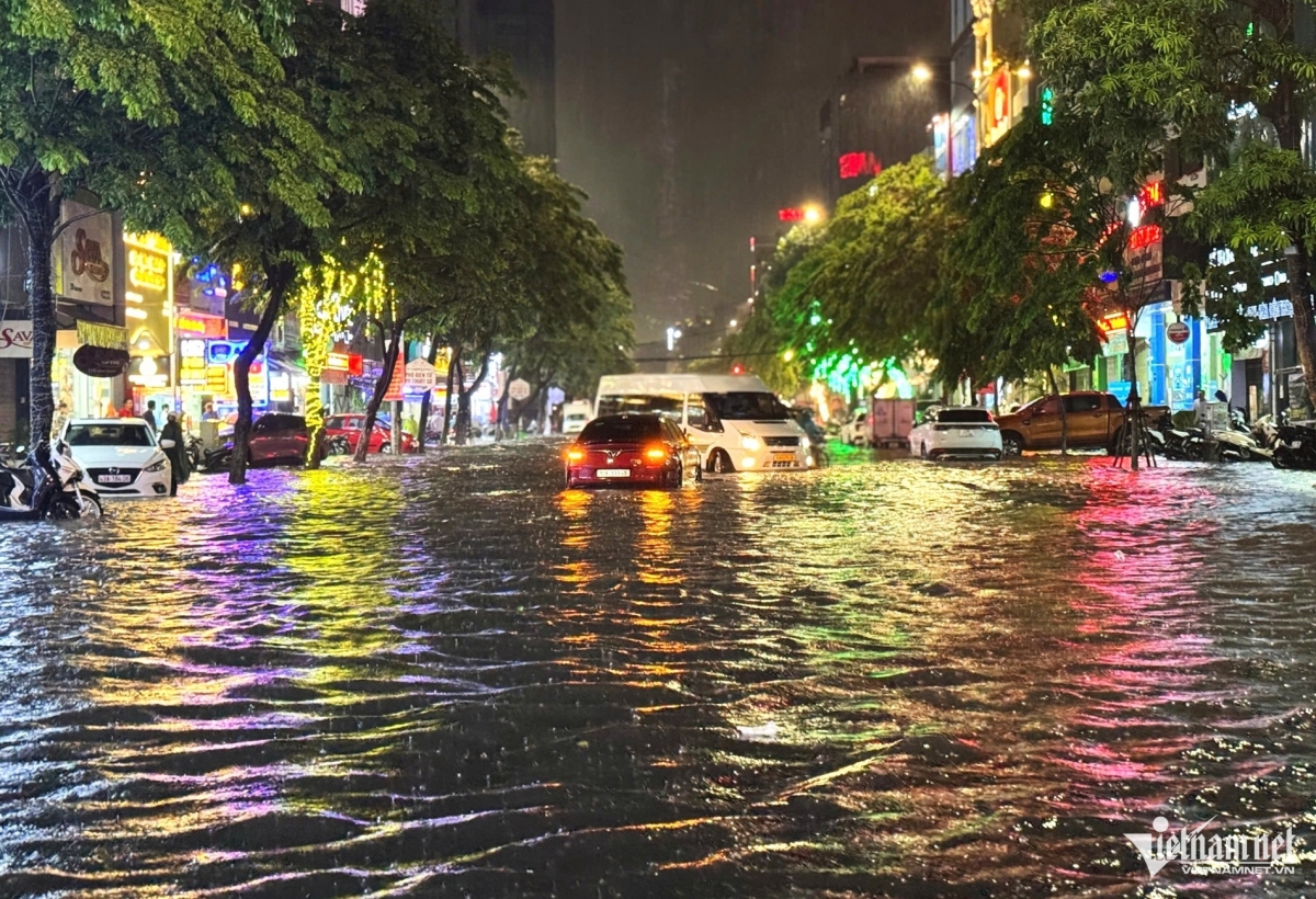 Các tuyến đường ở Đà Nẵng ngập sâu do mưa lớn.