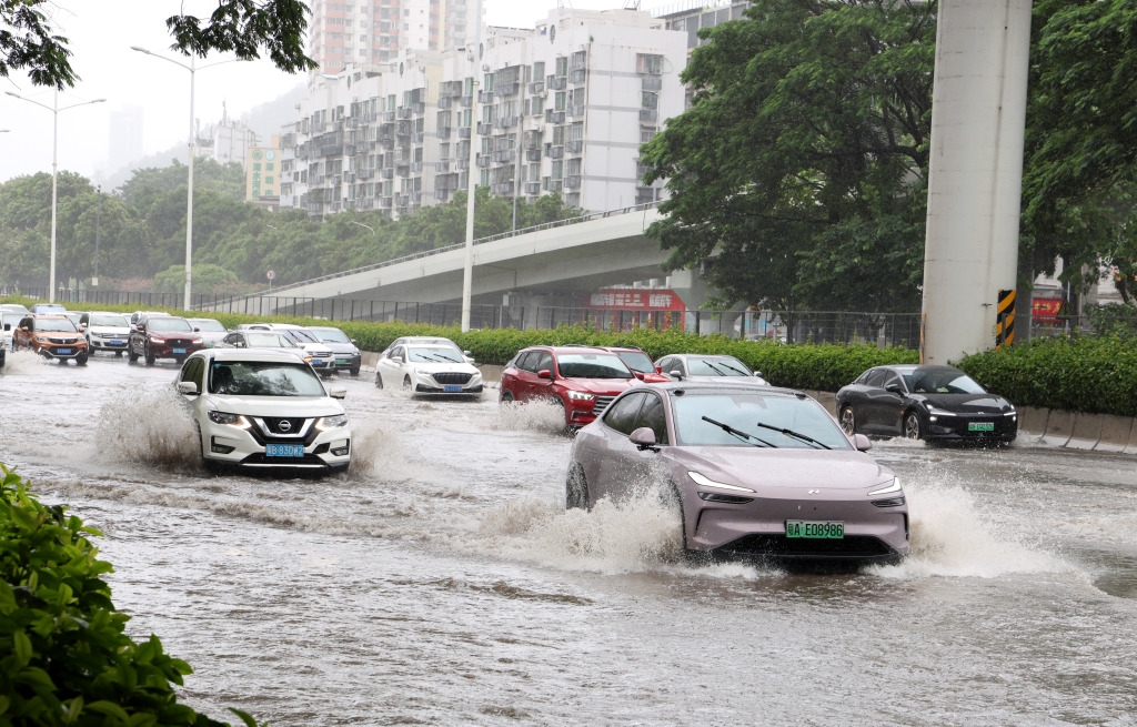 Các phương tiện di chuyển trên đường phố Thâm Quyến ngày 20/7. Ảnh: Tân Hoa xã