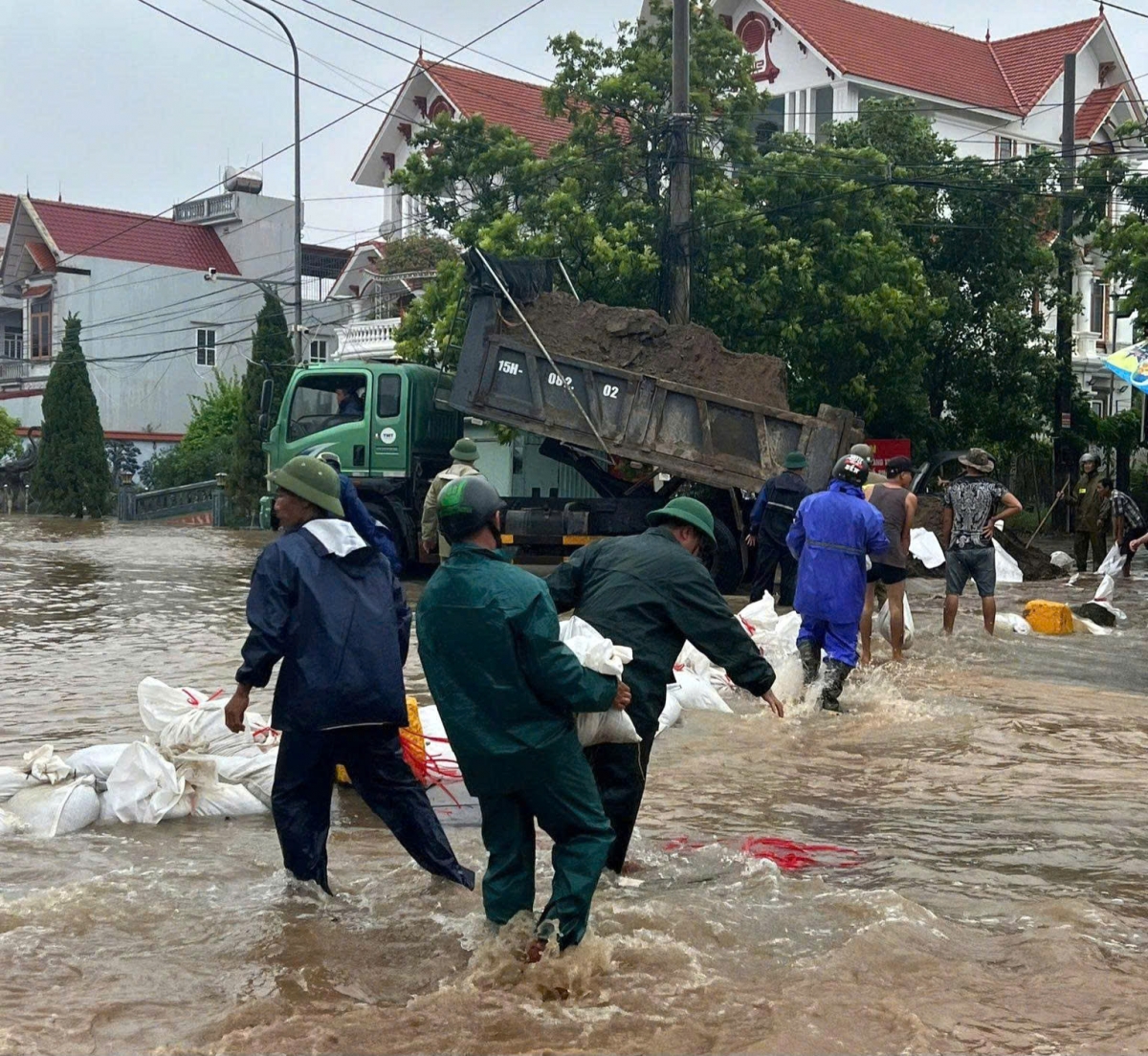 Xã An Hưng huy động lực lượng dùng các bao cát, đổ đất tạo "con lươn" chắn nước tràn vào khu dân cư