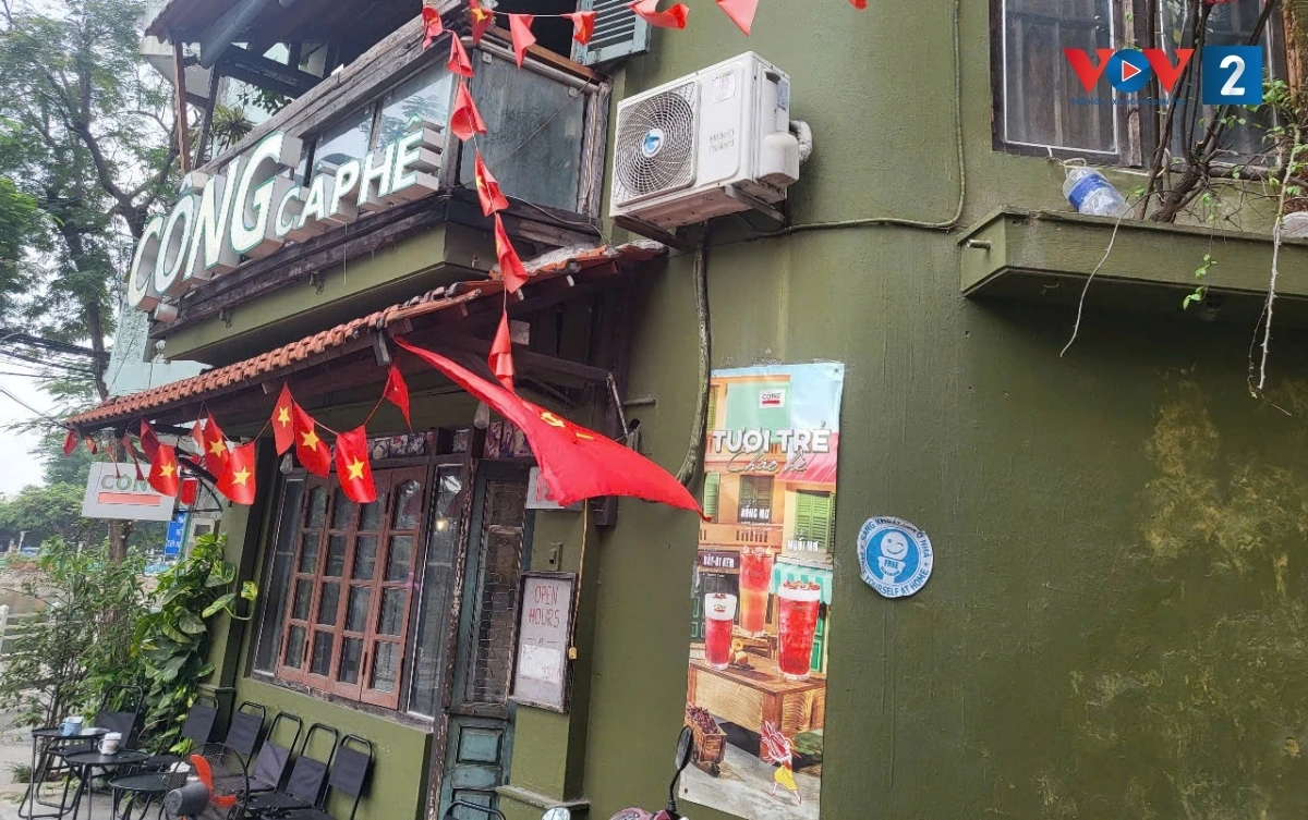 Logo "Free Restroom" được dán ở trước cửa quán Cộng Cafe