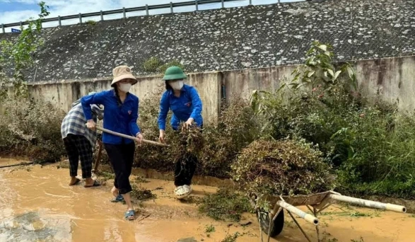 Đội hình thanh niên tình nguyện xã Quỳ Châu tiến hành dọn vệ sinh các điểm trường mầm non và tiểu học sau khi nước rút. 