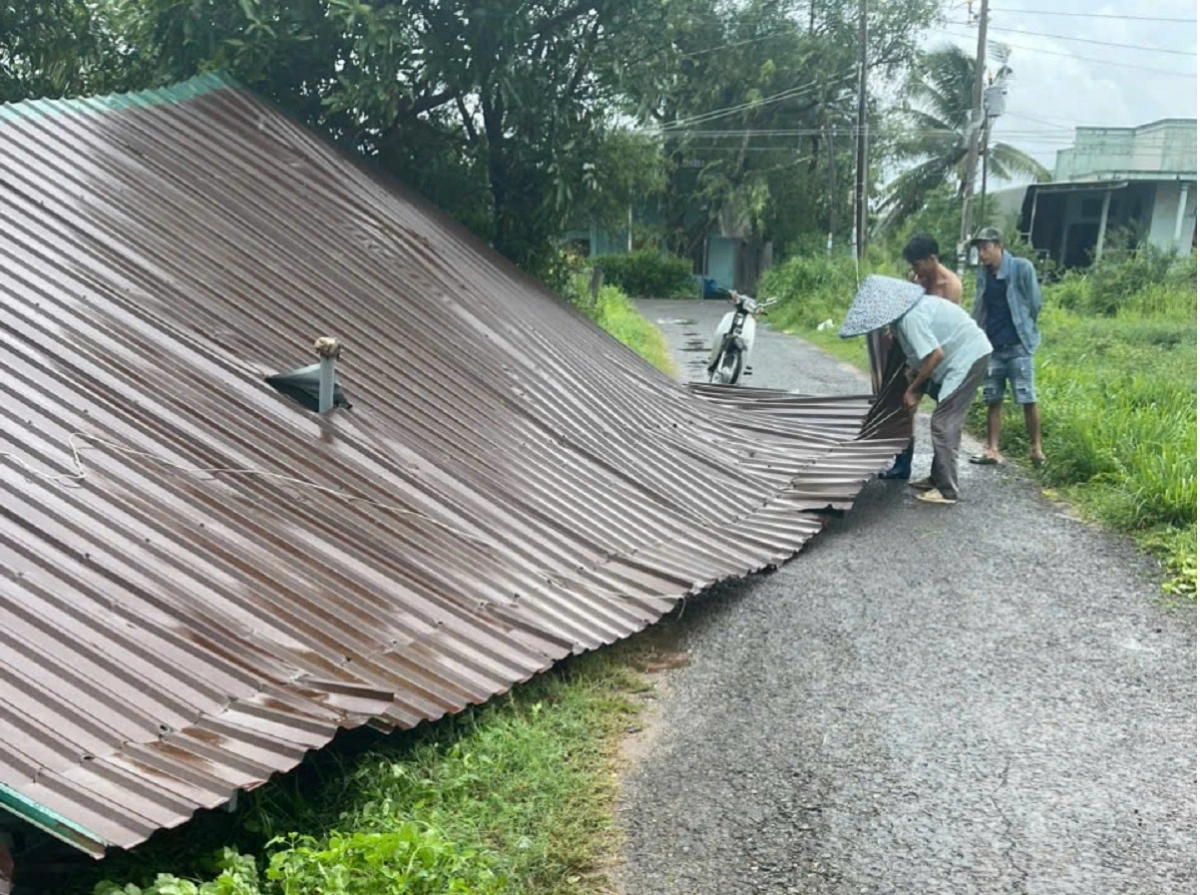 Mái tôn bay xuống đường ở xã Hàm Kiệm (huyện Hàm Thuận Nam, tỉnh Bình Thuận cũ). Ảnh: MXH