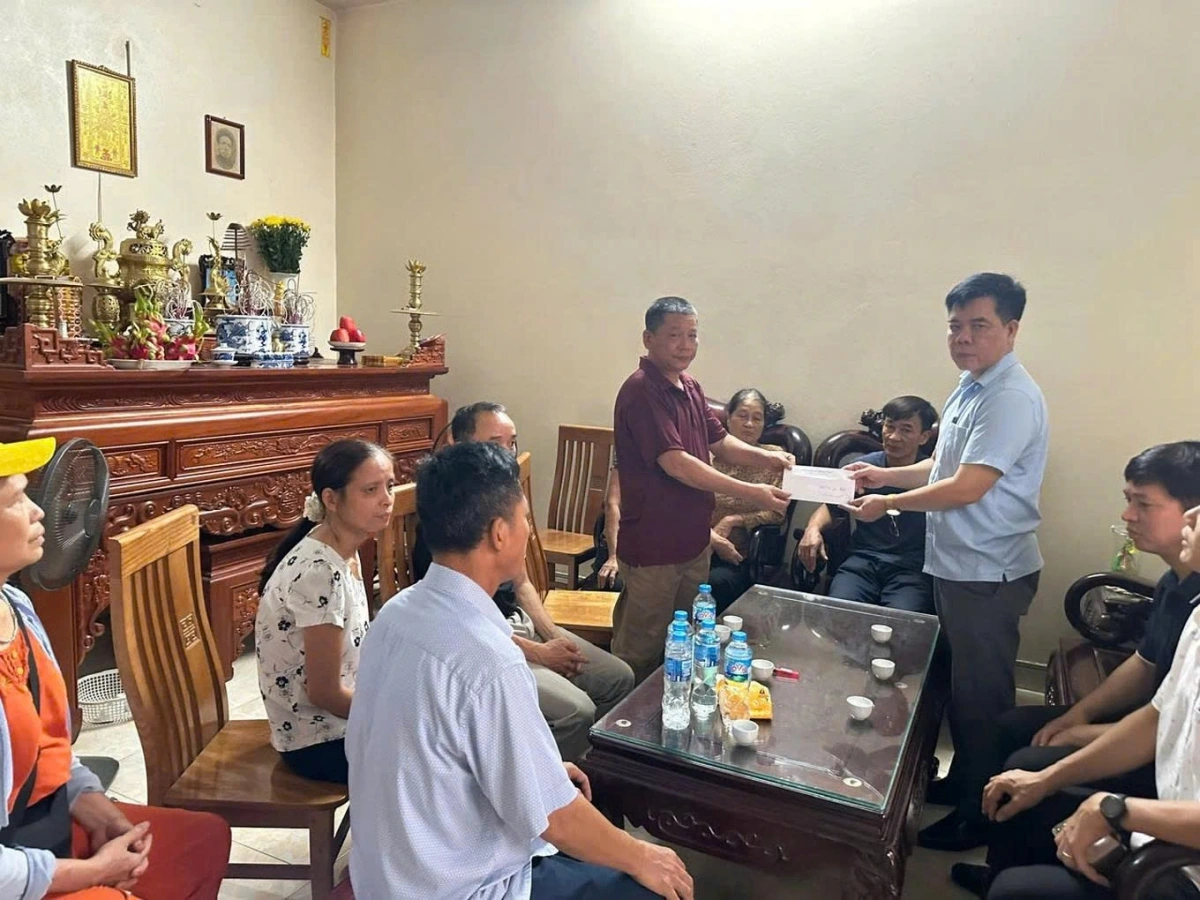 Đại diện xã Hồng Vân đến thăm hỏi các gia đình nạn nhân (Ảnh: UBND xã Hồng Vân)