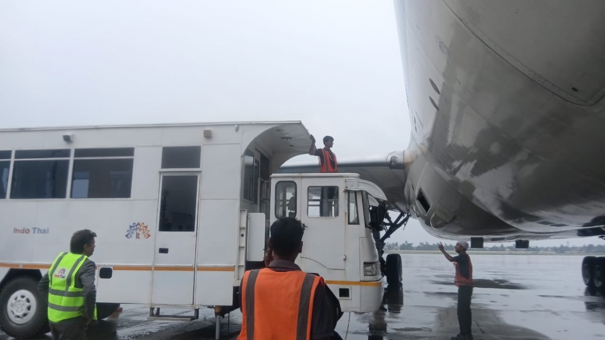 Xe cứu thương chuyên dụng tiếp cận máy bay Vietnam Airlines để chuyển khách. Ảnh: HKVN