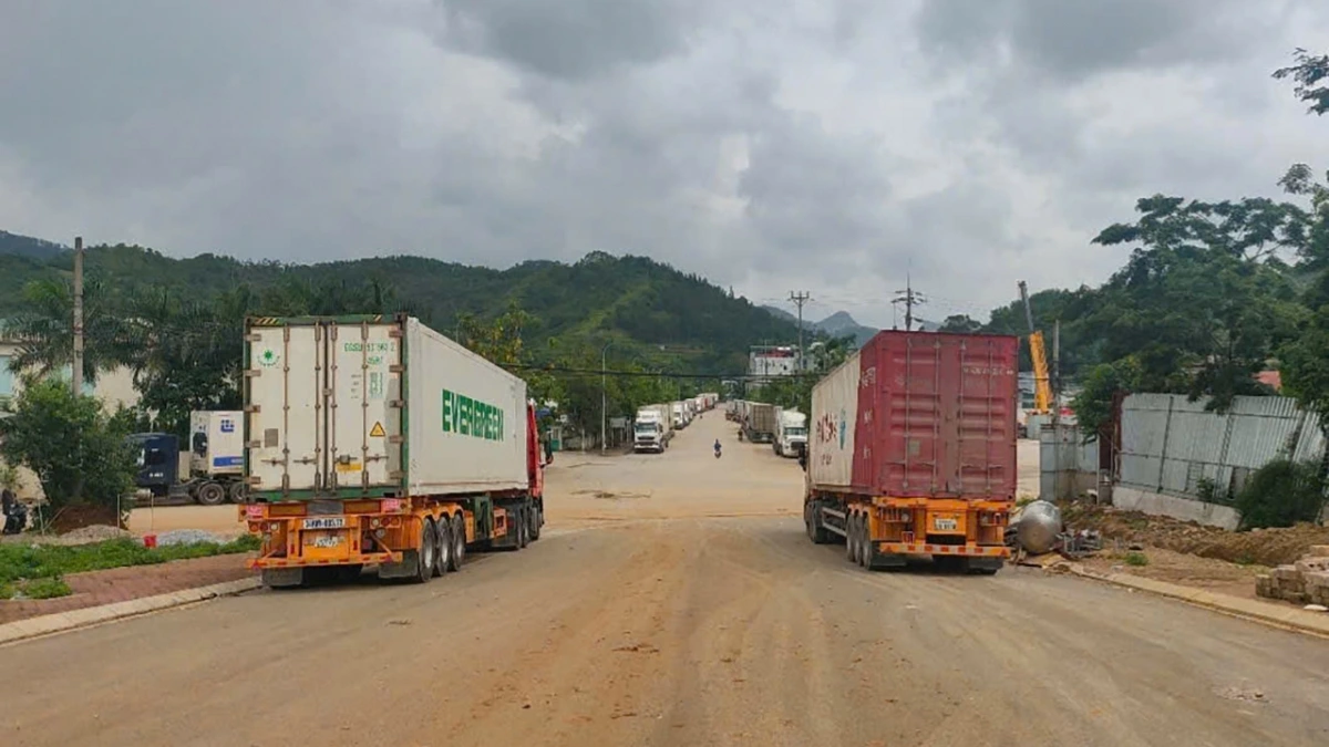 Phương tiện, hàng hóa chuẩn bị thông quan qua Cửa khẩu quốc tế Trà Lĩnh, Cao Bằng