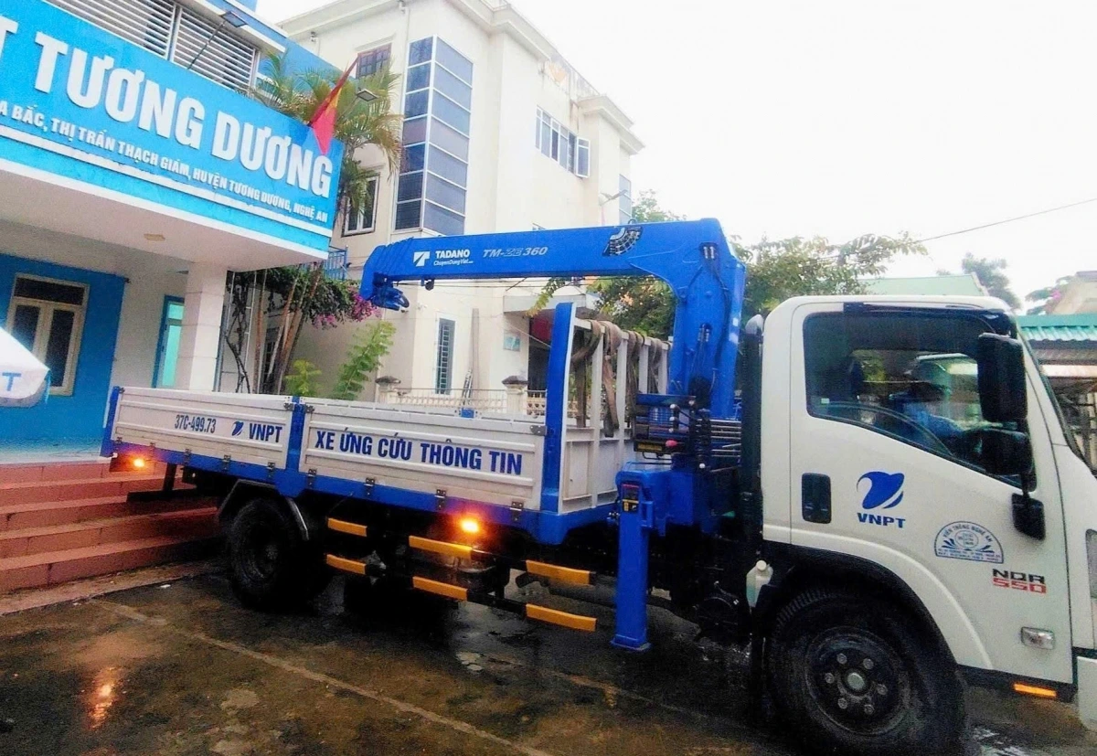 Ngay từ khi nước có dấu hiệu rút, đội ngũ kỹ thuật của VNPT đã lên đường để tiếp cận các điểm mất liên lạc
