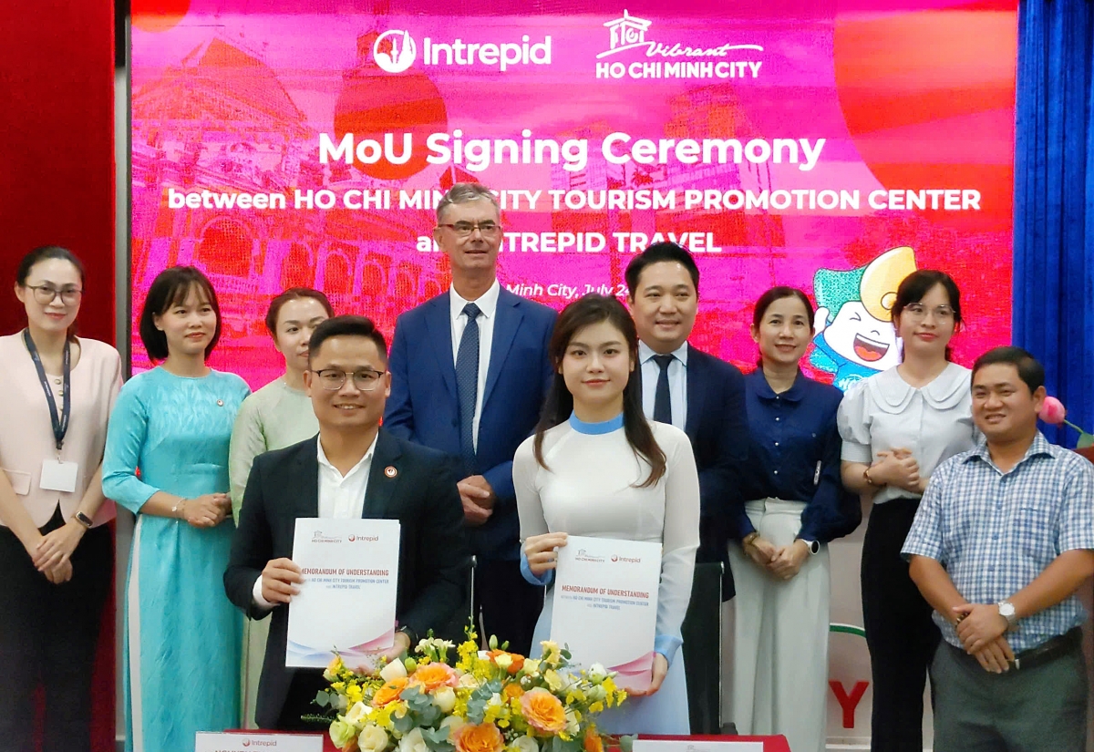 Bà Nguyễn Cẩm Tú - Giám đốc Trung tâm Xúc tiến Du lịch TP.HCM và ông Nguyễn Thanh Hạnh - Giám đốc Công ty TNHH Du lịch Intrepid Việt Nam ký thoả thuận hợp tác. Ảnh: Trung tâm Xúc tiến Du lịch TP.HCM