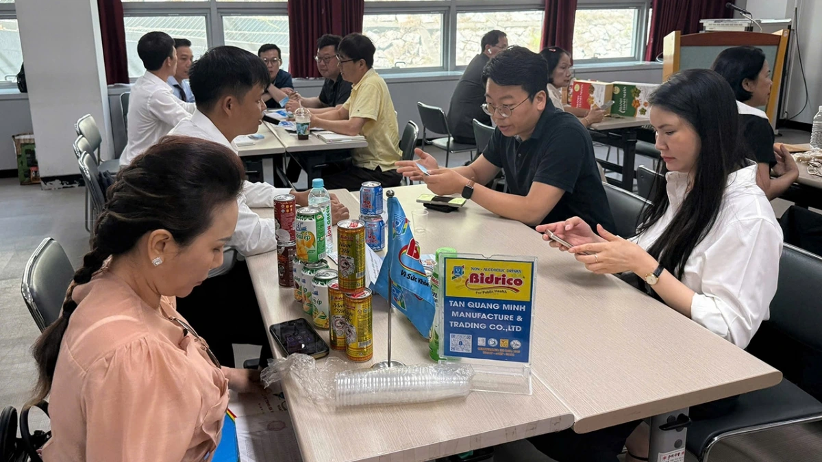 Hình ảnh giao thương, quảng bá sản phẩm của Đoàn doanh nghiệp