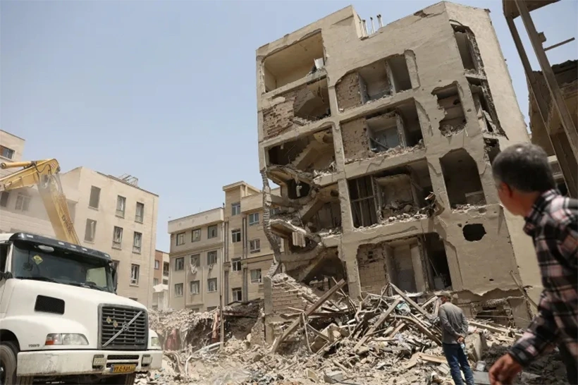 Hiện trường sau một cuộc không kích của Israel nhằm vào một tòa tại Tehran, Iran, ngày 26/6/2025. Ảnh: WANA