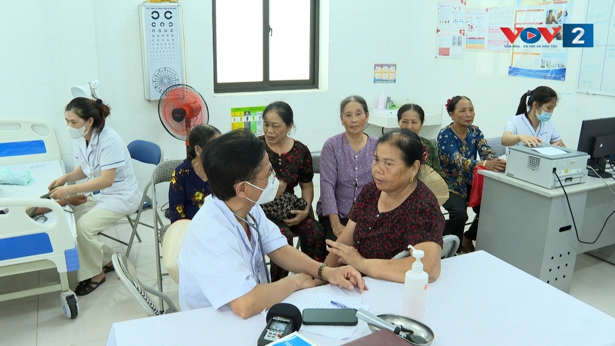 Người dân đến khám tại trạm y tế xã Yên Lãng, TP Hà Nội chiều 8/7