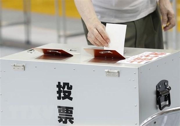 Cử tri bỏ phiếu trong cuộc bầu cử Thượng viện tại Osaka, Nhật Bản ngày 10/7/2022. (Ảnh: Kyodo)