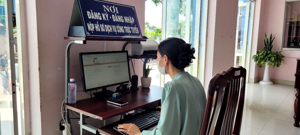 Các xã, phường đều bố trí công chức phục vụ người dân nộp hồ sơ trực tuyến