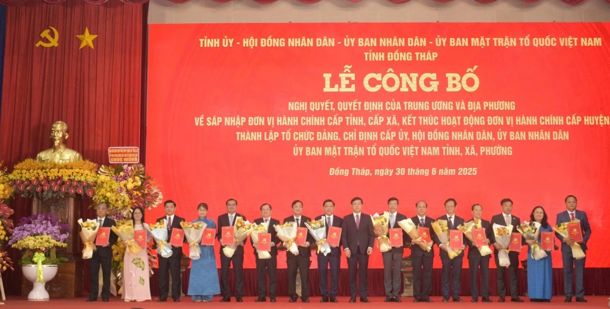 Ông Lê Quốc Phong Bí thư Tỉnh ủy Đồng Tháp trao quyết định cho các Bí thư xã, phường sau sáp nhập