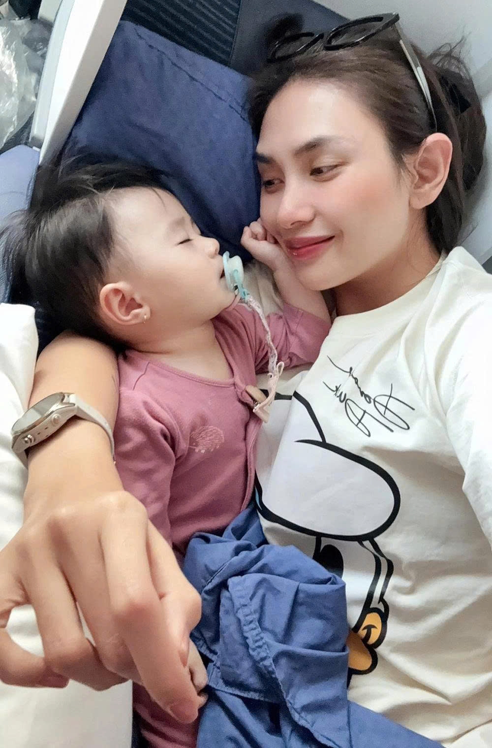 Siêu mẫu Võ Hoàng Yến lần đầu đưa con gái gần 10 tháng tuổi sang Mỹ thăm bà nội cùng họ hàng bên chồng cô.
