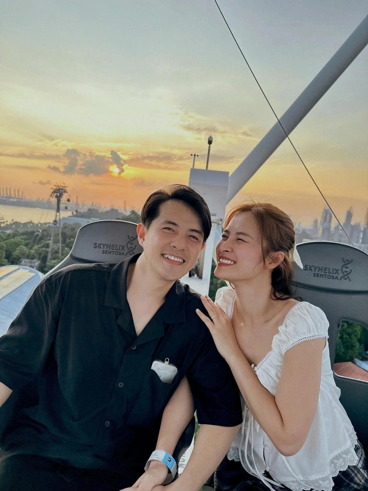 Vợ chồng Đông Nhi - Ông Cao Thắng tận hưởng khung cảnh hoàng hôn tại Singapore. Hai vợ chồng cùng hai con gái đang có chuyến du lịch tại đảo quốc sư tử.