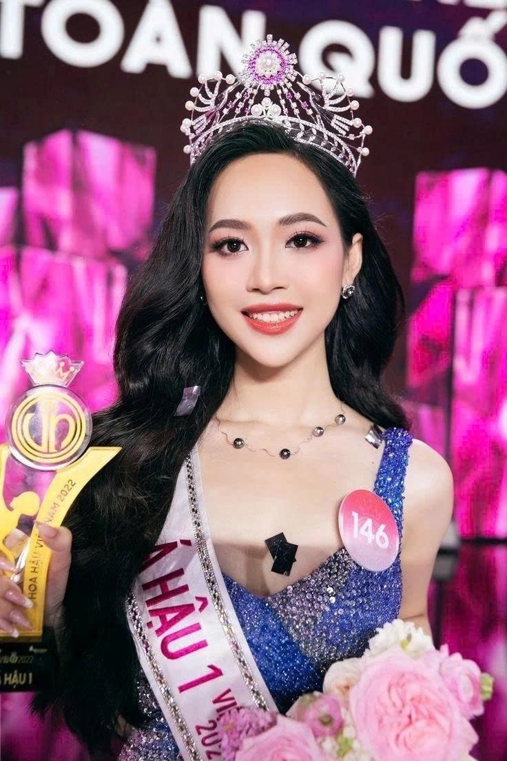 Trịnh Thùy Linh, sinh năm 2002, là Á hậu 1 Hoa hậu Việt Nam 2022. Cô thu hút sự chú ý với gương mặt khả ái, nhan sắc trong trẻo, phong thái dịu dàng. Kể từ khi trở thành á hậu, Thùy Linh sống kín tiếng, thỉnh thoảng tham dự một số sự kiện lớn. Tháng 8/2024, cô tốt nghiệp thủ khoa ngành Kinh doanh và Marketing, Đại học Coventry, Viện đào tạo quốc tế, Đại học Kinh tế Quốc dân.