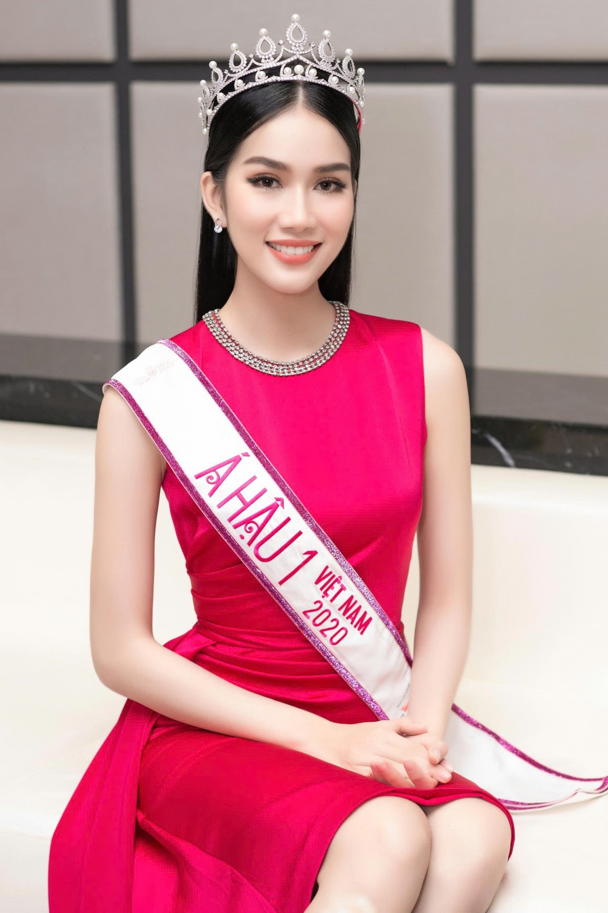 Phạm Ngọc Phương Anh, sinh năm 1998, đoạt Á hậu 1 Hoa hậu Việt Nam 2020. Tháng 12/2022, Phương Anh là đại diện Việt Nam tại cuộc thi Miss International 2022 và trượt top 15 trong tiếc nuối. Năm 2023, người đẹp lên xe hoa với doanh nhân Hồ Đắc Đức. Năm 2024, nàng hậu tốt nghiệp thạc sĩ loại giỏi, chuyên ngành thương mại toàn cầu tại Đại học RMIT. Hiện tại Phương Anh là giảng viên tại Đại học RMIT.