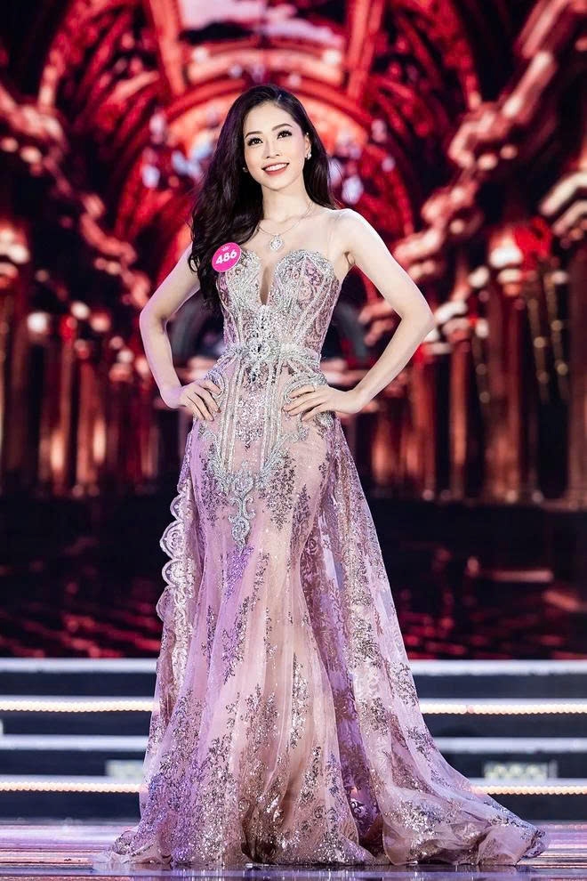 Bùi Phương Nga, sinh năm 1998, là Á hậu 1 Hoa hậu Việt Nam 2018. Người đẹp đại diện Việt Nam tham dự Hoa hậu Hòa bình Quốc tế 2018 ở Myanmar và vào top 10 chung cuộc. Năm 2022, người đẹp về chung một nhà với diễn viên Bình An sau hơn 4 năm yêu nhau. Phương Nga tốt nghiệp loại giỏi ngành Tài chính tại Đại học Kinh tế Quốc dân. Sau đó, cô tiếp tục theo học và tốt nghiệp ngành Truyền thông đa phương tiện tại Swinburne Việt Nam.