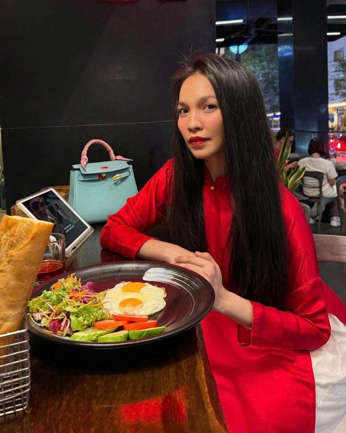 Hiền Thục tiết lộ cô đã ăn chay được 7 ngày. Thực đơn bữa tối của cô chỉ có trứng ốp la và salad.