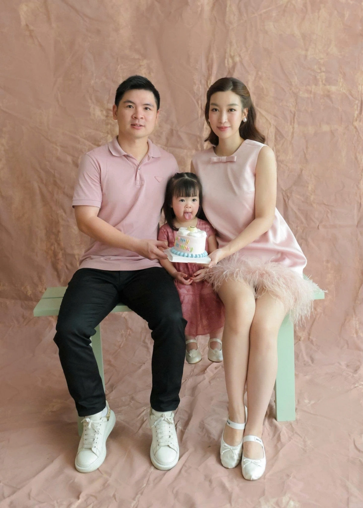 Sau hơn hai năm kết hôn, Đỗ Mỹ Linh và Đỗ Vinh Quang vẫn được xem là cặp đôi quyền lực nhưng kín đáo, ít khoe khoang. Cuộc sống của nàng hậu khi làm dâu hào môn luôn khiến dân tình phải chú ý. Đỗ Mỹ Linh được đánh giá là khéo léo, hòa thuận và được gia đình chồng yêu thương. Cô sống cùng đại gia đình 4 thế hệ trong căn biệt thự bề thế tại phố Hai Bà Trưng (Hà Nội).