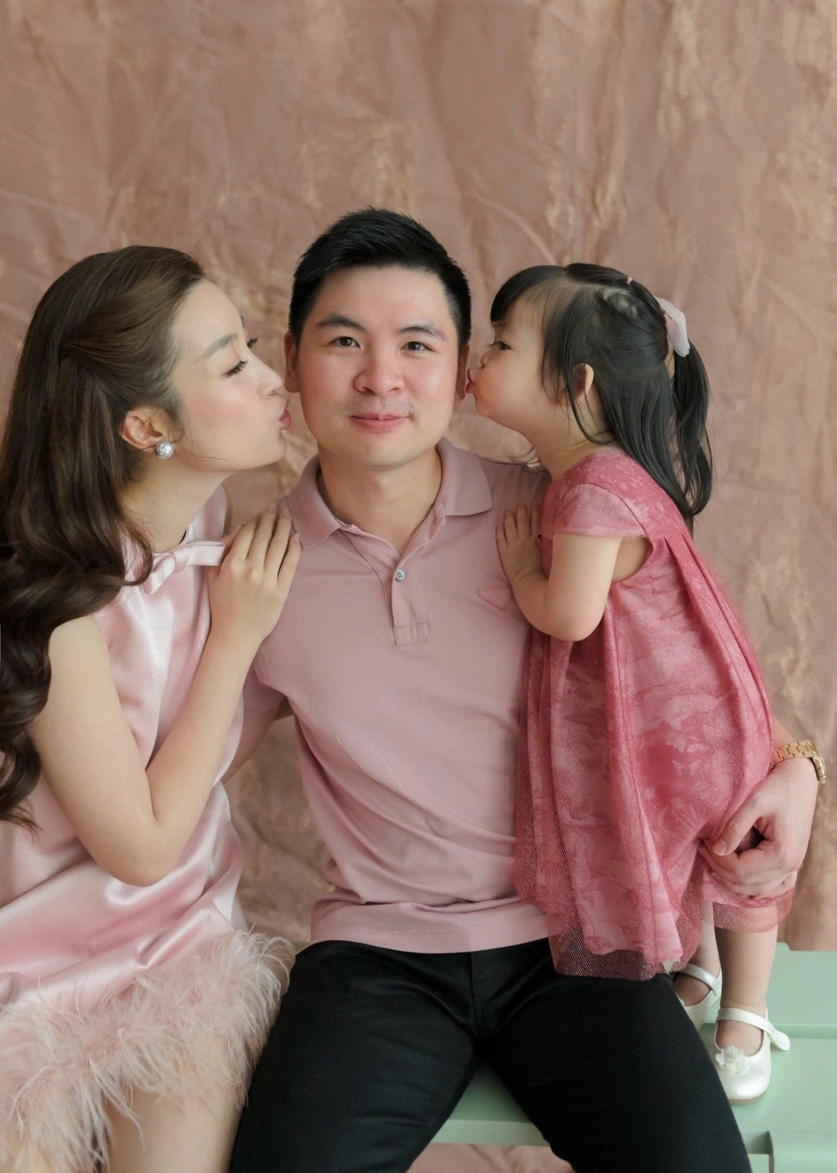 Một năm sau đám cưới, tháng 7/2023, Đỗ Mỹ Linh sinh con gái đầu lòng - bé Tuệ An. Cuộc sống sau sinh của nàng hậu vẫn kín tiếng đúng phong cách cũ, cho đến khi cô chia sẻ hình ảnh tổ ấm nhỏ trong tiệc sinh nhật 2 tuổi của con gái vừa qua. 