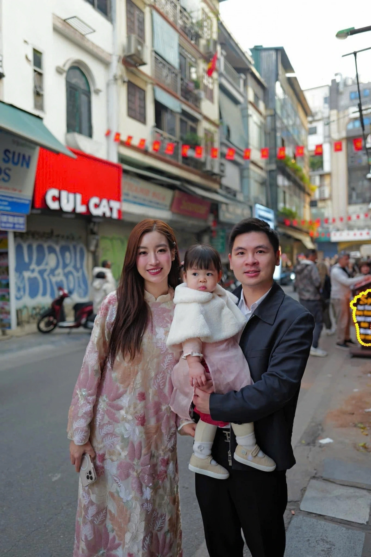 Dù đảm nhiệm vai trò quan trọng, nàng hậu vẫn giữ lối sống kín đáo, không khoe khoang hào nhoáng. Cô vẫn duy trì đam mê riêng phát triển thương hiệu thời trang, làm đại sứ nhiều nhãn hàng. Cuối tuần, vợ chồng cô thường đi du lịch hoặc check-in sang trọng, nhưng luôn ưu tiên về nhà bên con gái, tự tay chăm sóc và dạy dỗ con như bao mẹ bỉm sữa bình thường.