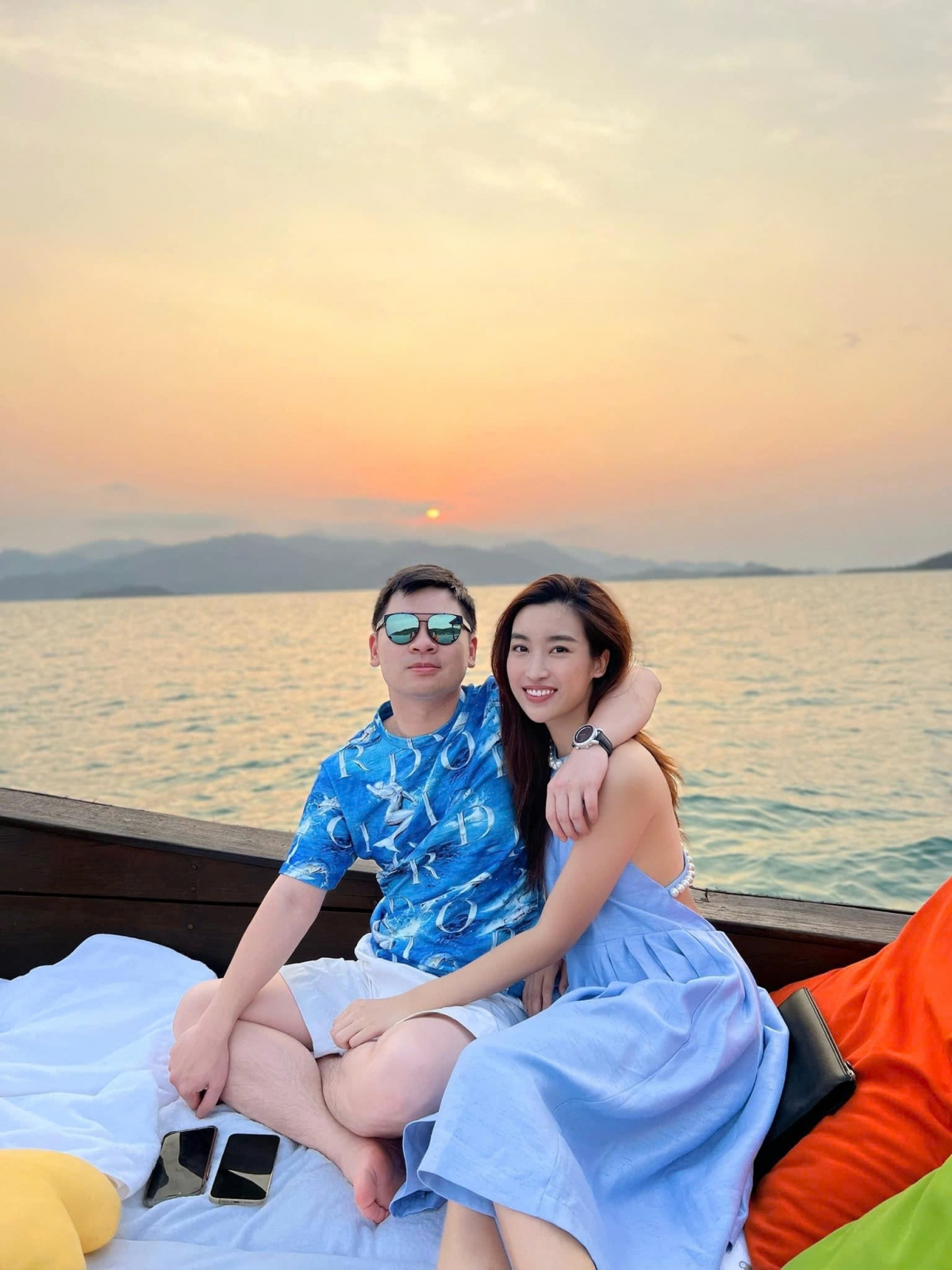 Dù đã rời xa ánh đèn sân khấu, cái tên Đỗ Mỹ Linh vẫn nhận được nhiều sự quan tâm. Không phải vì thị phi, mà chính vì cuộc sống quá yên bình giữa showbiz ồn ào. Từ một hoa hậu không có đại gia chống lưng, bị chê "nhạt nhòa", cô đã âm thầm xây dựng cho mình một chỗ đứng vững chắc cả về sự nghiệp và gia đình.