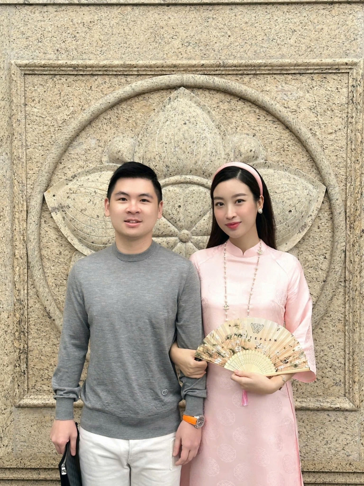 Ở tuổi 28, Đỗ Mỹ Linh không còn xuất hiện trên thảm đỏ, cũng hiếm khi góp mặt trong showbiz. Nhưng cái tên của cô chưa bao giờ mờ nhạt. Giữa một thế giới giải trí xô bồ, nơi người ta phải nổi bằng mọi giá, cô chọn cách lui về sau và sống đời mình theo đúng giá trị bản thân.