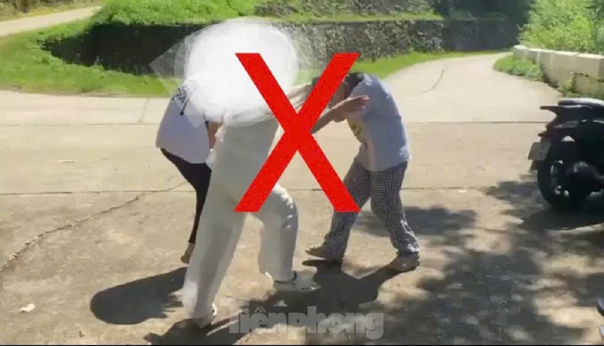 Các nữ sinh đánh nhau trên đồi Văn Vỉ, tỉnh Lạng Sơn (trích từ video đăng trên mạng)