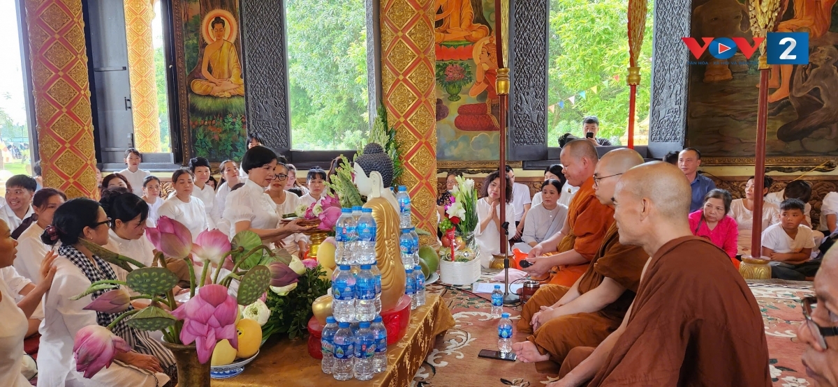 Sau khi lắng nghe chư tăng chia sẻ phật pháp, các phật tử bắt đầu cúng dường tứ vật dụng lên các chư tăng
