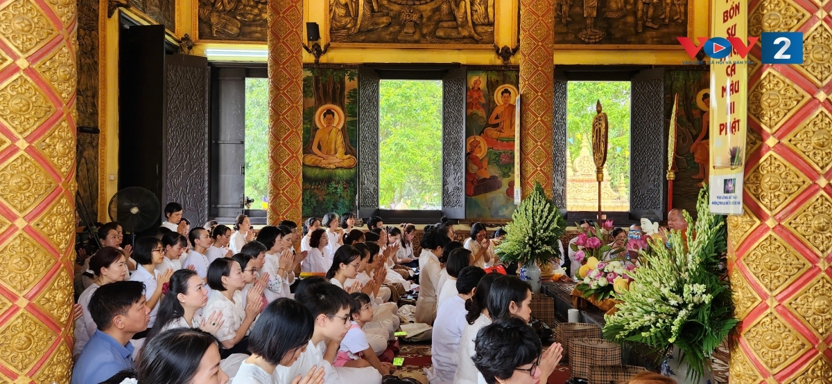 Các phật tử nghe sư trụ trì chùa Khmer Đại đức Thích Kim Tuệ thuyết pháp về tam quy, ngũ giới và khuyên răn phật tử sống đúng chánh pháp của Đức Phật dạy, hành thiện tránh dữ. Đồng thời, chia sẻ đến đại chúng ý nghĩa và phước báu của người phật tử khi phát tâm dâng y tắm mưa lên chư tăng khi mùa an cư đến.