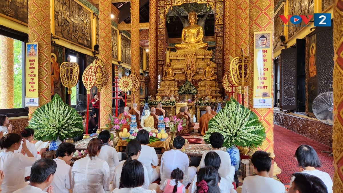 Vào ngày lễ này, các gia đình phật tử tập trung tại chùa dâng cúng đến chư tăng các tứ vật dụng cần thiết. Lễ vật không thể thiếu là những cây đèn cầy to được các phật tử dâng đến chùa để thắp liên tục trong 3 tháng nhập hạ. Ngày này đánh dấu thời điểm an cư bắt đầu tại một ngôi chùa. (Ảnh: Trang nghiêm nghi lễ dâng y tắm mưa trong chùa Khmer)