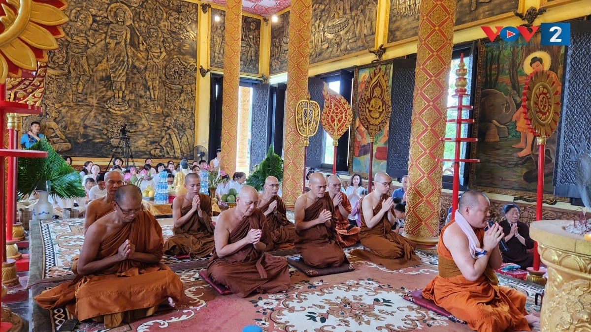 Chư tăng tụng kinh cầu an tại chính điện