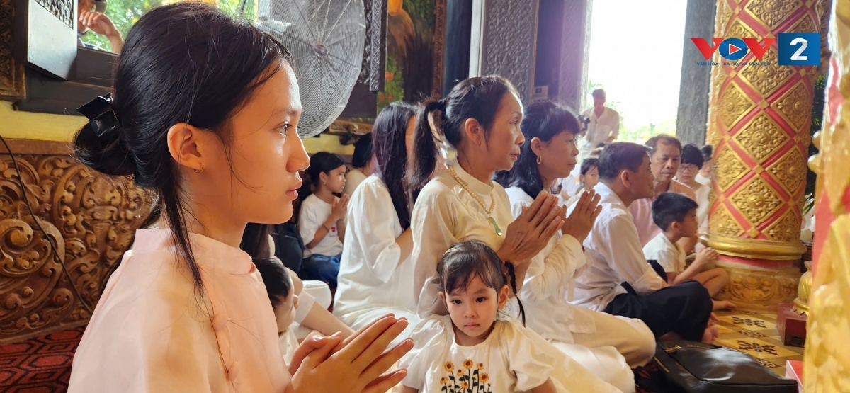 Các phật tử tụng kinh, lễ bái Tam bảo