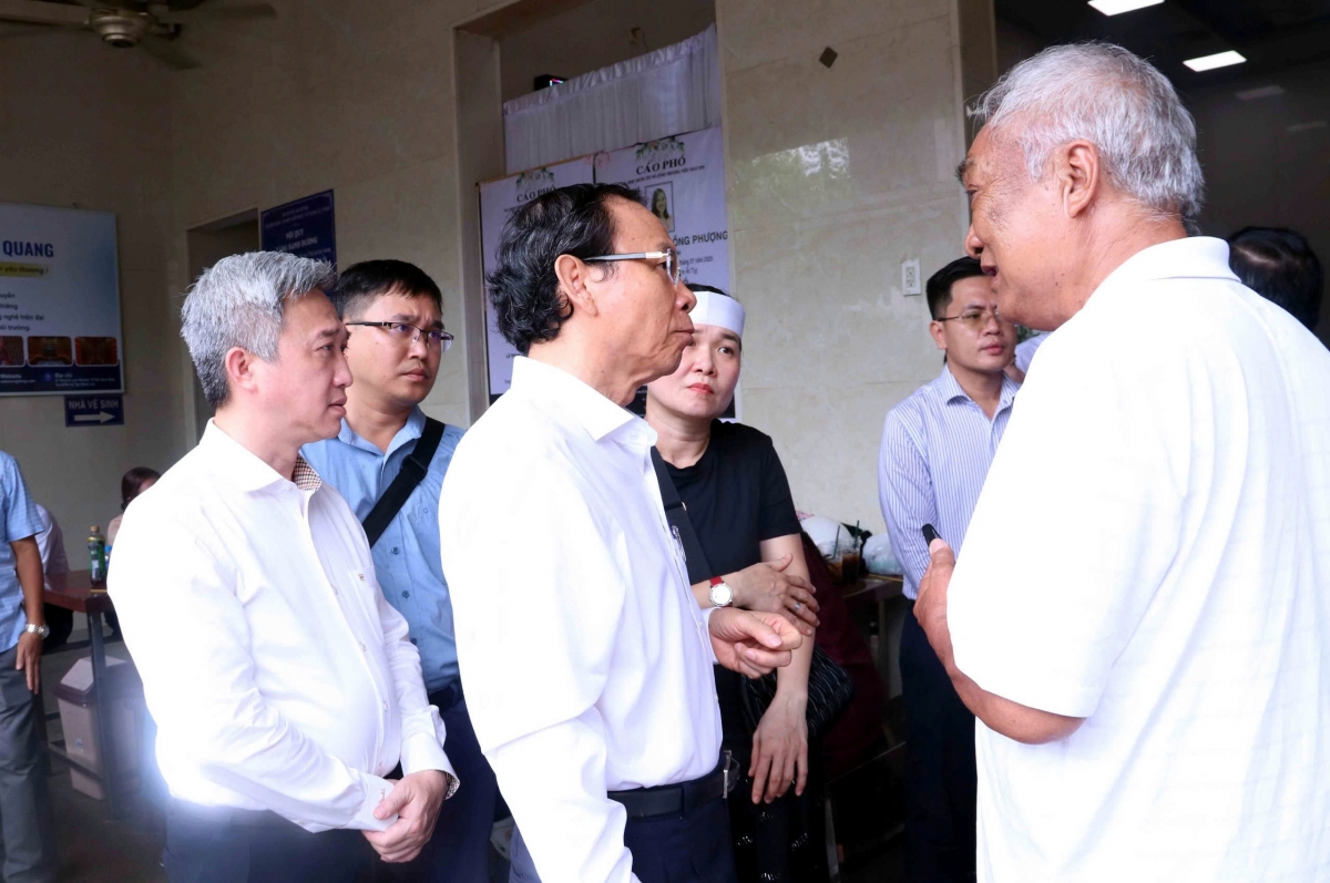 Ông Nguyễn Văn Nên chia sẻ mất mát với gia đình các nạn nhân (ảnh X.K)
