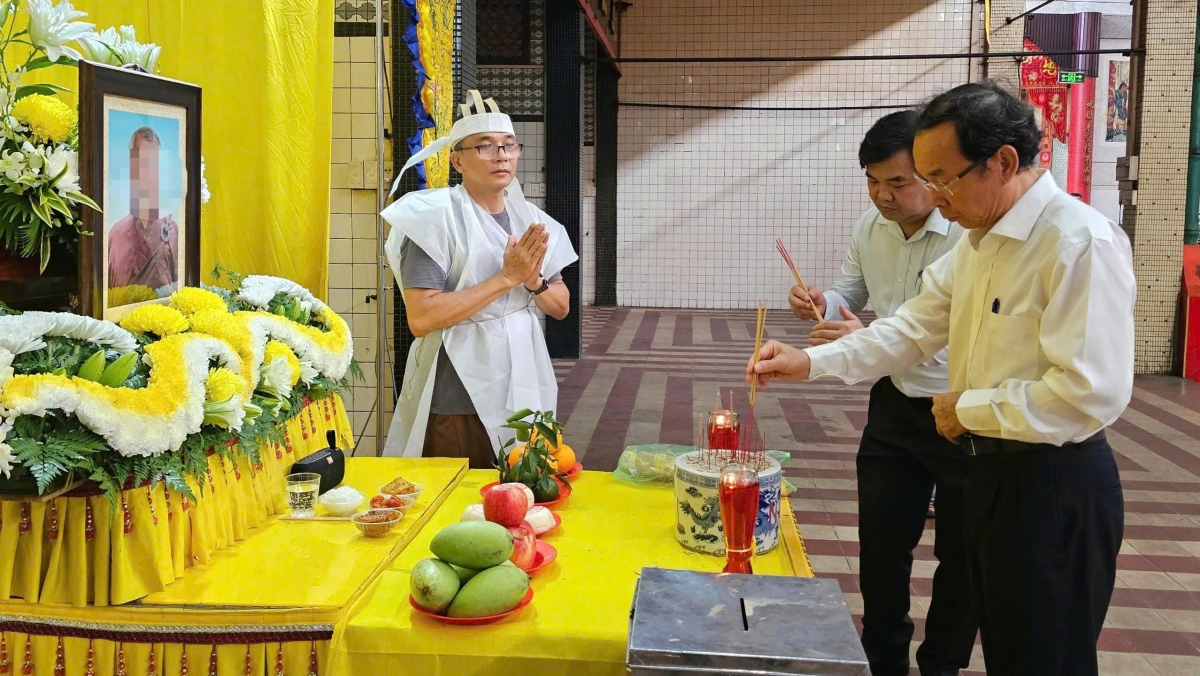 Ông Nguyễn Văn Nên thắp hương các nạn nhân (ảnh X.K)