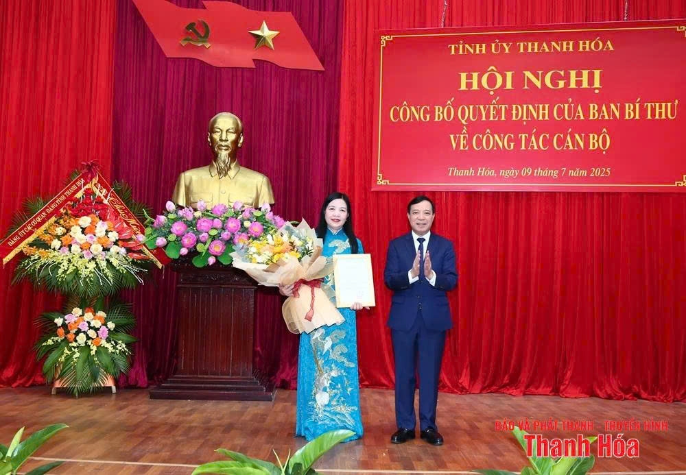 Ông Lại Thế Nguyên, Phó Bí thư Thường trực Tỉnh ủy, Chủ tịch HĐND tỉnh, Trưởng Đoàn ĐBQH tỉnh trao Quyết định và tặng hoa chúc mừng bà Phạm Thị Thanh Thủy . Ảnh Báo &amp;PTTH Thanh Hóa.