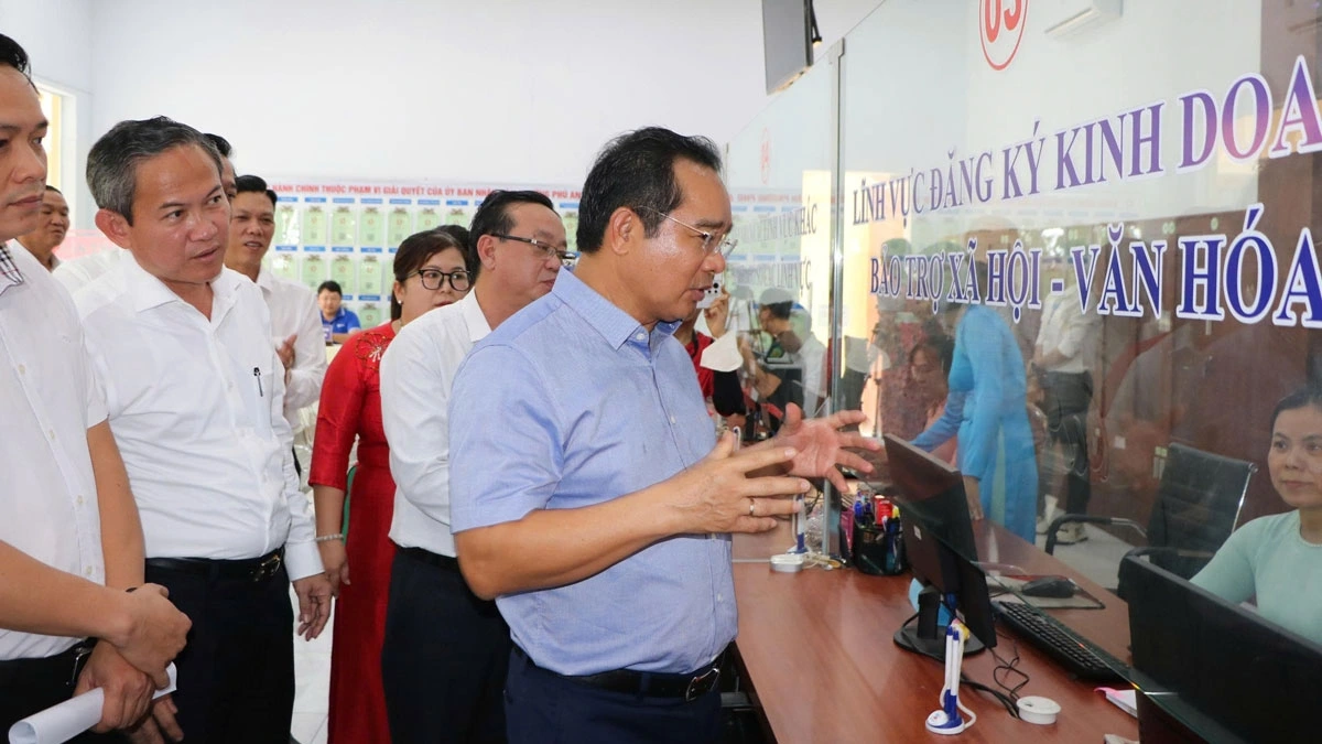 Ông Nguyễn Văn Được kiểm tra, khảo sát tại TTPVHCC phường Phú An