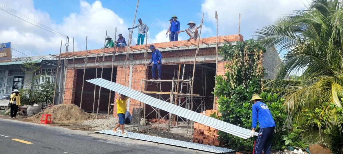 Căn nhà của hộ ông Trần Văn Hùng tại xã Hậu Mỹ đang xây dựng trái phép, lấn chiếm hành lang lộ giới, thủy giới
