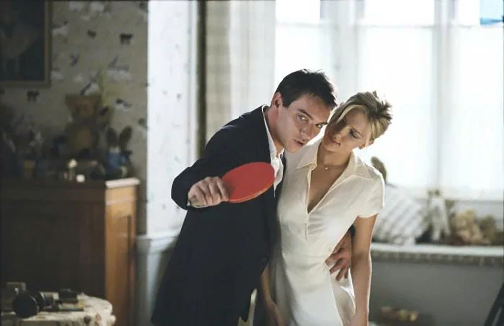 Scarlett Johansson kết hợp cùng Jonathan Rhys Meyers trong "Match Point" (Ảnh: yardbarker)