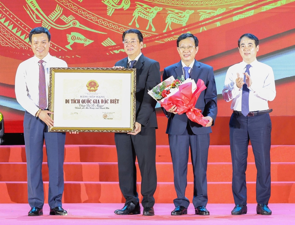 Đại diện lãnh đạo tỉnh Khánh Hòa đón nhận Bằng xếp hạng Di tích quốc gia đặc biệt Tháp Bà Pô Nagar (Ảnh: V.N)